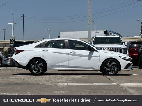 Used 2025 Hyundai Elantra Sport FWD image 5
