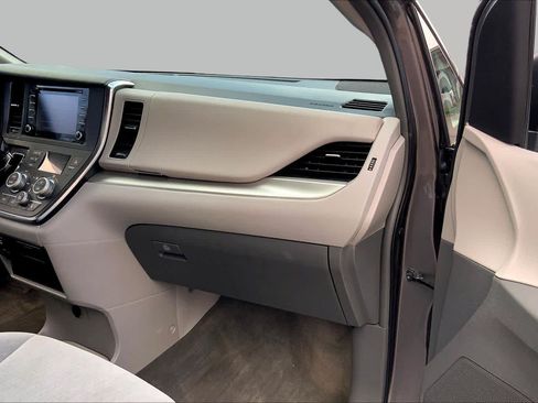 Used 2018 Toyota Sienna LE FWD image 18