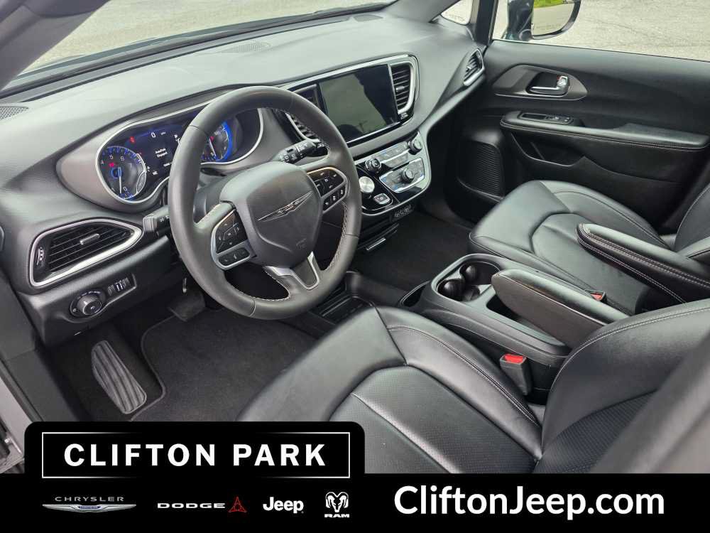 Certified 2025 Chrysler Pacifica Select FWD image 11