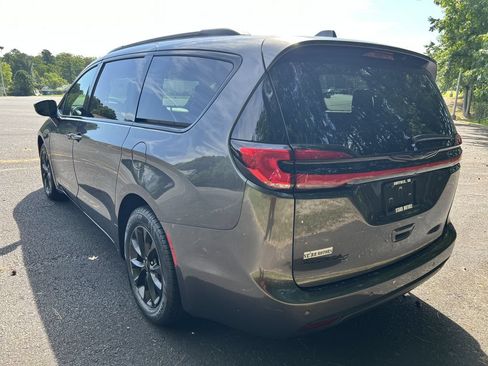 Used 2021 Chrysler Pacifica Touring-L w/ S Appearance Package FWD image 5