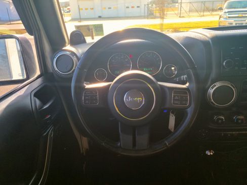 Used 2014 Jeep Wrangler Unlimited Sahara w/ Connectivity Group image 10