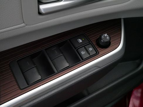 Certified 2022 Toyota Sienna XLE w/ XLE Plus Package FWD image 19