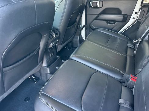 Used 2022 Jeep Wrangler Unlimited Sahara AWD/4WD image 4