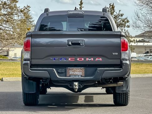 Used 2022 Toyota Tacoma TRD Sport w/ TRD Premium Sport Package image 5