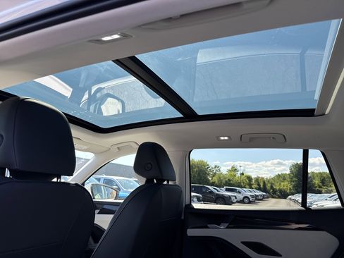 New 2025 Volkswagen Tiguan SE image 22