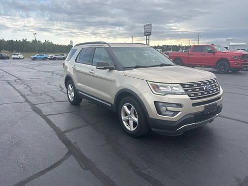 Used 2017 Ford Explorer XLT w/ Equipment Group 202A AWD/4WD image 8