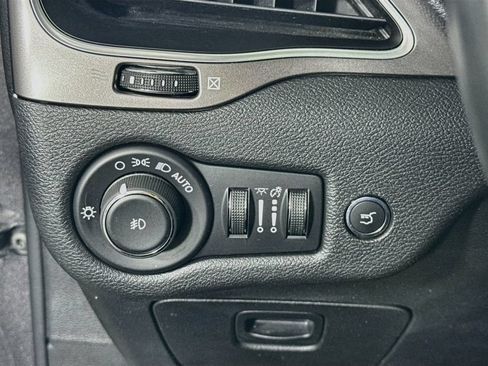 Used 2019 Jeep Cherokee Latitude Plus w/ Comfort/Convenience Group AWD/4WD image 18