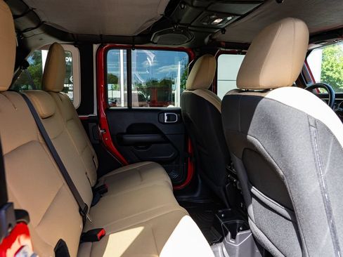 Used 2018 Jeep Wrangler Unlimited Sahara AWD/4WD image 27