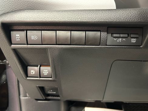 Used 2025 Toyota Sienna XLE FWD image 15