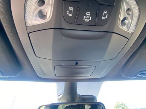 Used 2025 Chrysler Pacifica Select FWD image 34