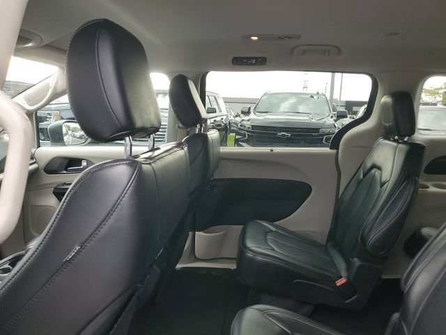 Used 2023 Chrysler Pacifica Touring-L FWD image 9