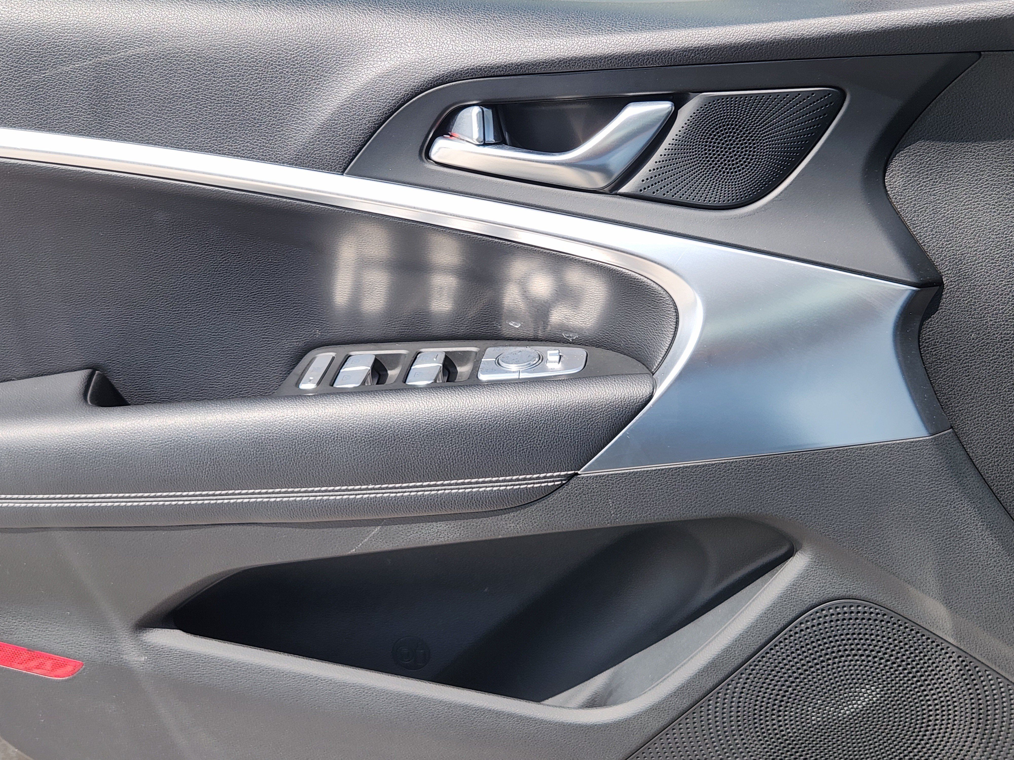 Used 2025 Genesis G70 2.5T RWD image 25