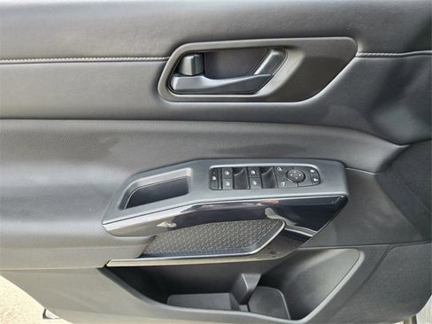 Used 2024 Nissan Pathfinder SV image 25