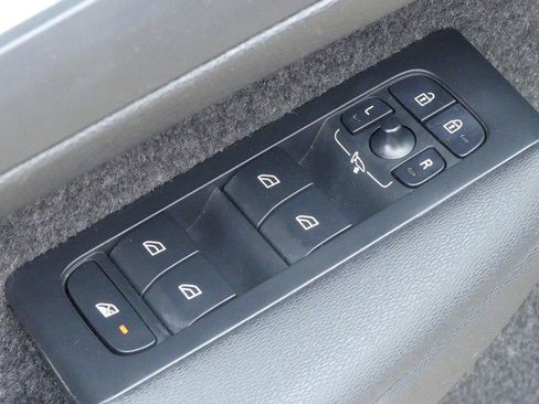 Used 2024 Volvo XC40 B5 Plus AWD/4WD image 11