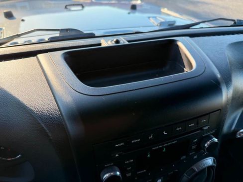 Used 2016 Jeep Wrangler Unlimited Sahara w/ Connectivity Group AWD/4WD image 31