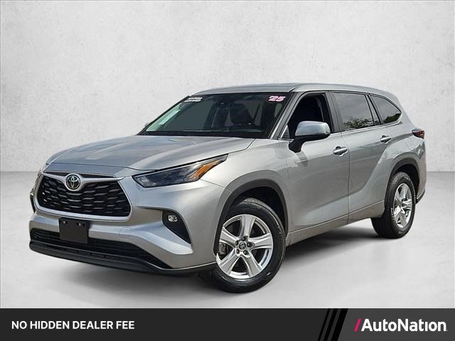 Used 2025 Toyota Highlander LE FWD image 1