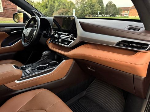 Used 2021 Toyota Highlander Platinum image 30