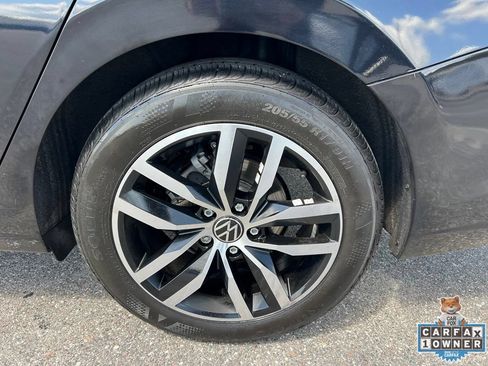 Used 2025 Volkswagen Jetta SE FWD image 13