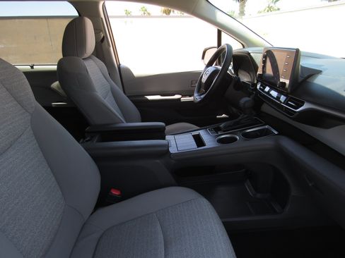 Used 2023 Toyota Sienna LE FWD image 8