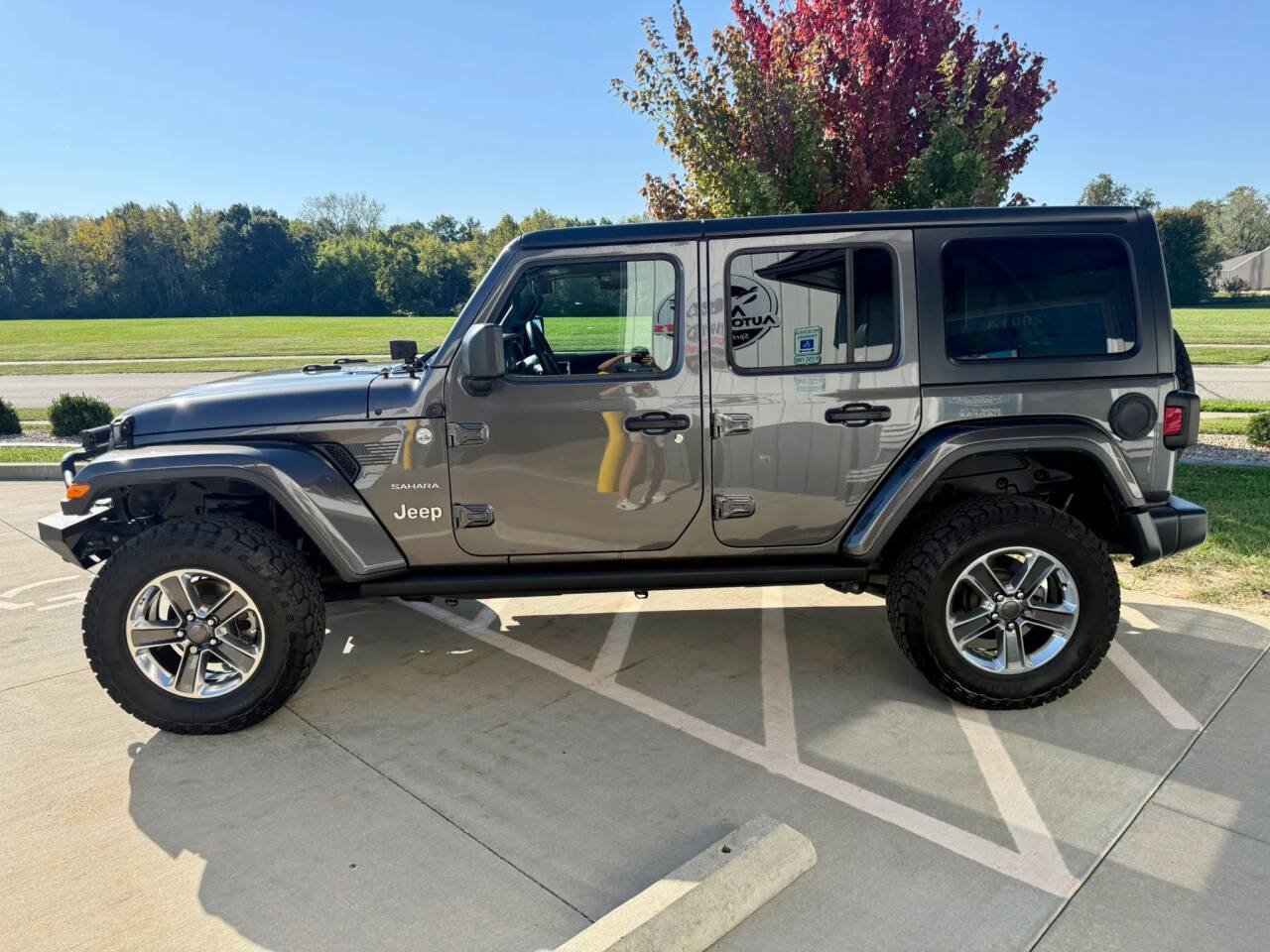 Used 2018 Jeep Wrangler Unlimited Sahara AWD/4WD image 5