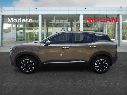 Used 2025 Nissan Kicks SV AWD/4WD image 7