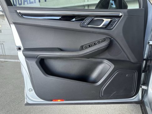 Used 2023 Porsche Macan Turbo image 17