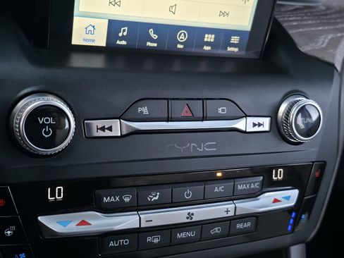 Used 2020 Ford Explorer Platinum w/ Premium Technology Package image 24