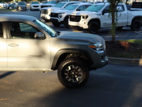 Used 2019 Toyota Tacoma TRD Off-Road AWD/4WD image 11