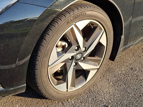 Used 2023 Hyundai Elantra SEL w/ Convenience Package FWD image 10