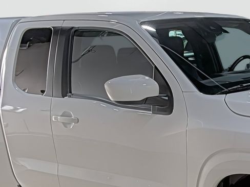 Used 2025 Nissan Frontier SV image 15