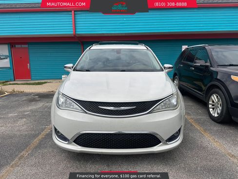 Used 2017 Chrysler Pacifica Limited FWD image 2