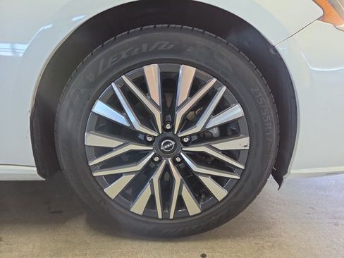 Used 2024 Nissan Altima 2.5 SV FWD image 20