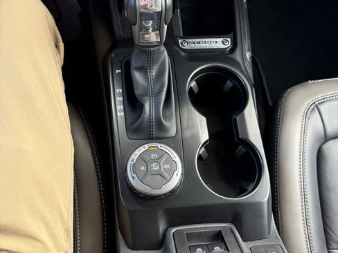 Used 2025 Ford Bronco Outer Banks AWD/4WD image 24