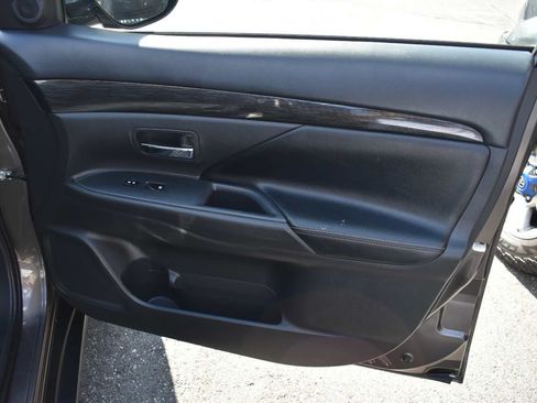 Used 2017 Mitsubishi Outlander SE AWD/4WD image 47