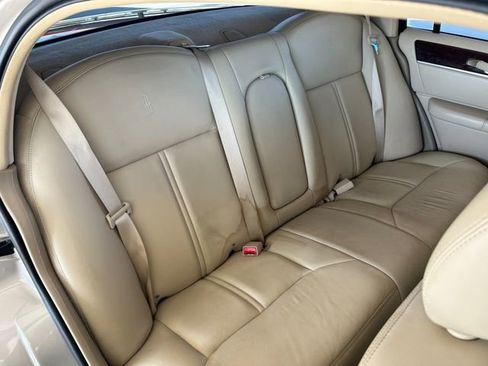 Used 2008 Lincoln Town Car Signature Limited image 30