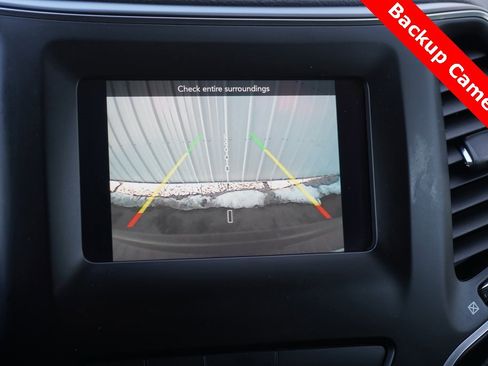 Used 2019 Jeep Cherokee Latitude Plus w/ Comfort/Convenience Group image 35