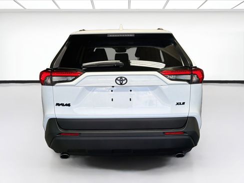 Used 2021 Toyota RAV4 XLE w/ Convenience Package FWD image 5