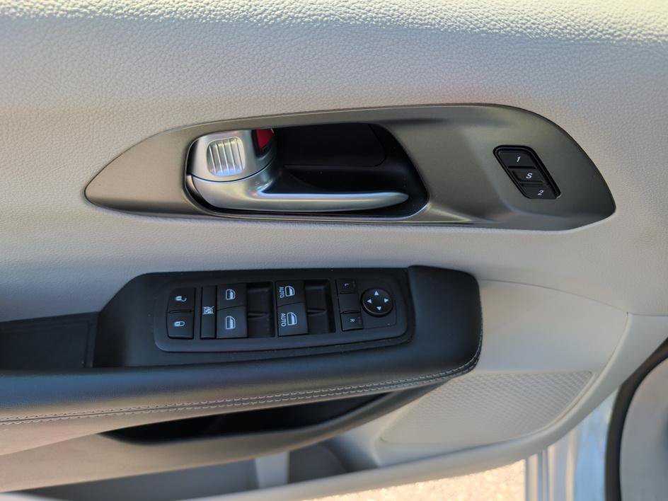 Used 2024 Chrysler Pacifica Touring-L FWD image 17