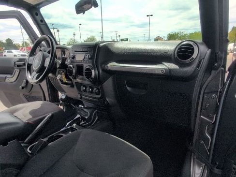 Used 2017 Jeep Wrangler Sport w/ Mopar Black Appearance Group AWD/4WD image 31