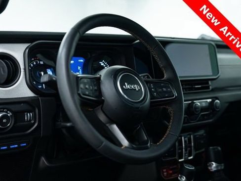 Used 2024 Jeep Wrangler Unlimited image 11