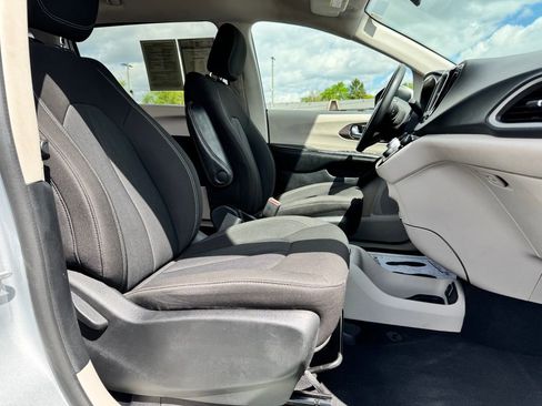 Used 2022 Chrysler Voyager LX FWD image 10