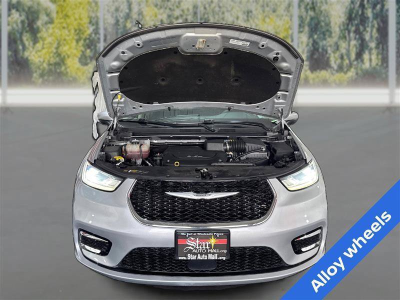 Used 2023 Chrysler Pacifica Touring-L FWD image 11