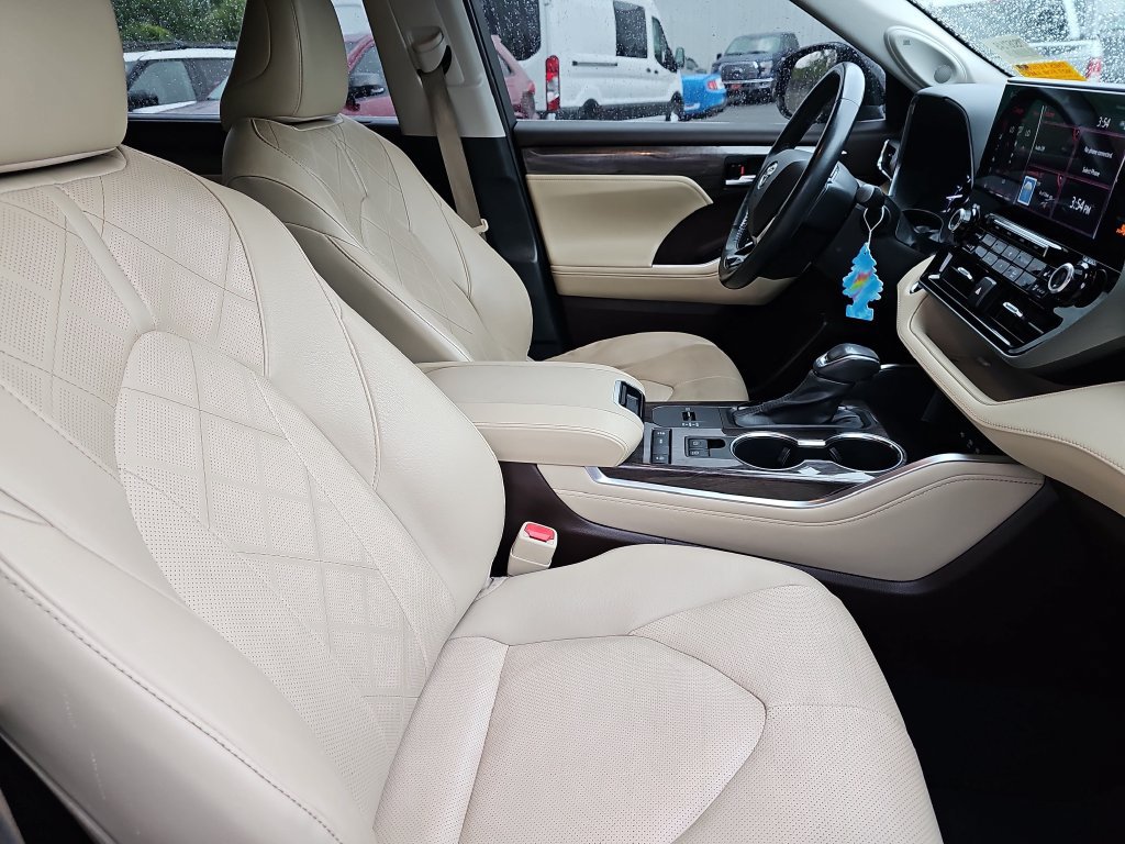 Used 2021 Toyota Highlander Platinum FWD image 13
