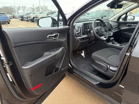 Used 2025 Kia Sportage LX image 9