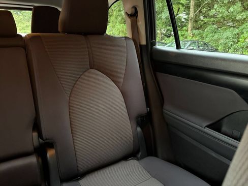 Used 2025 Toyota Highlander LE FWD image 34