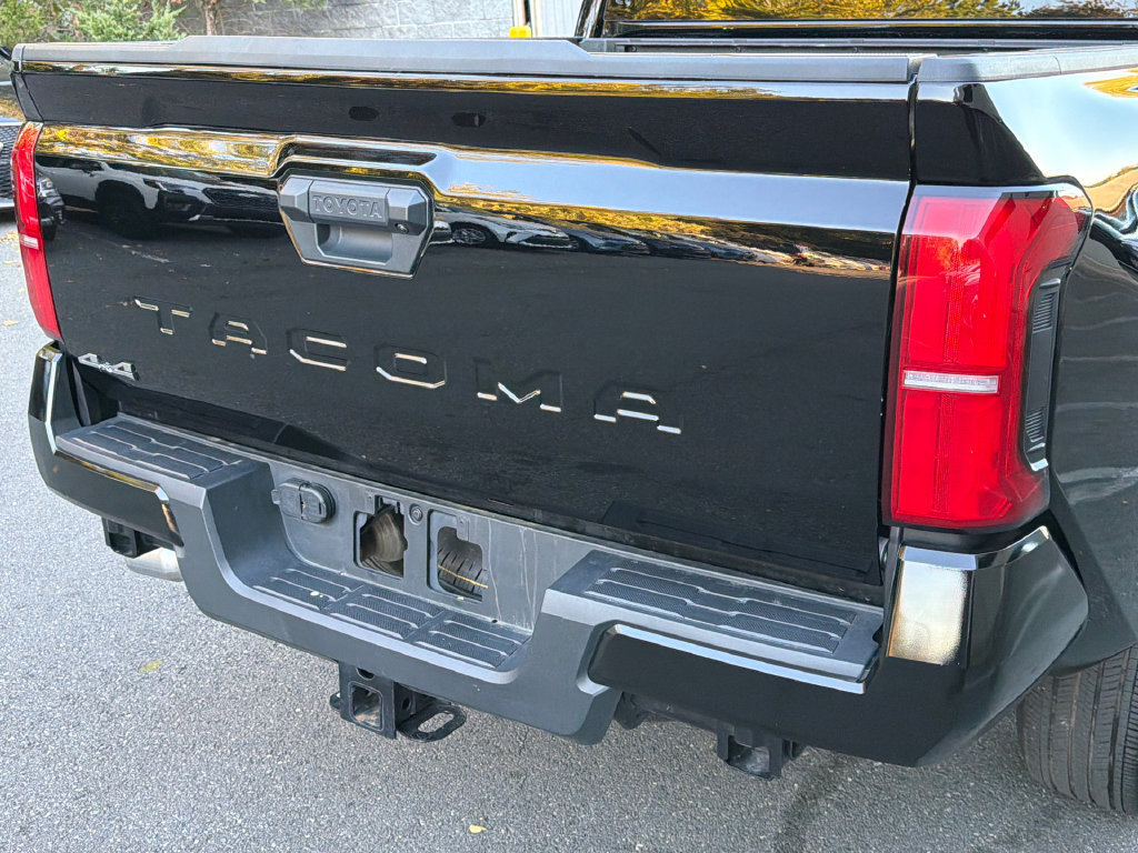 Used 2025 Toyota Tacoma SR5 AWD/4WD image 5