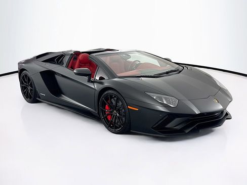 Used 2018 Lamborghini Aventador S image 3