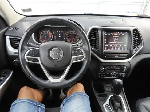 Used 2018 Jeep Cherokee Latitude Plus w/ Comfort/Convenience Group FWD image 20