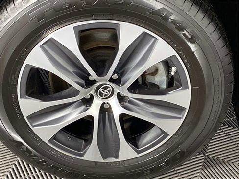Used 2023 Toyota Highlander XLE image 32