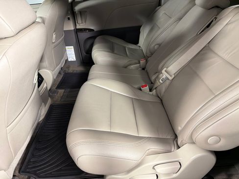 Used 2018 Toyota Sienna XLE image 20